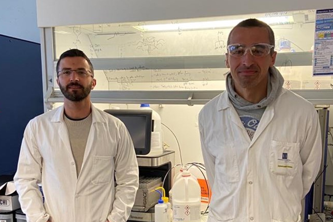 Dr Sébastien Gouin and Dr Dimitri Alvarez-Dorta, specialised in organic chemistry.