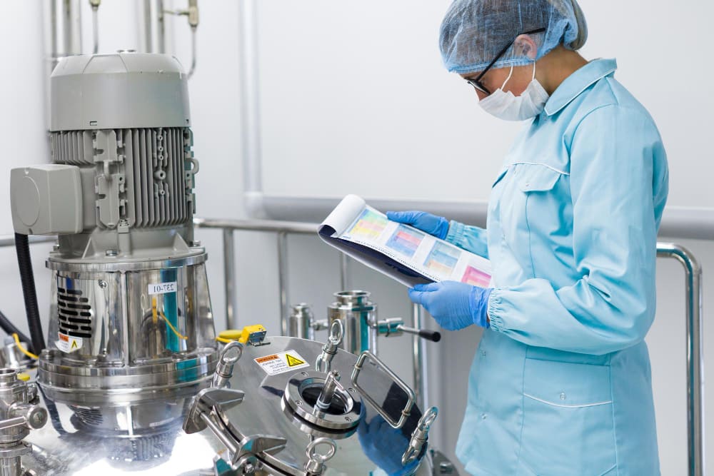 Technicien contrôlant une installation pour valider la faisabilité technique d’un projet industriel