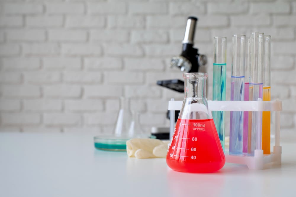Équipements de laboratoire pour analyses chimiques avec éprouvettes, microscope et solution testée