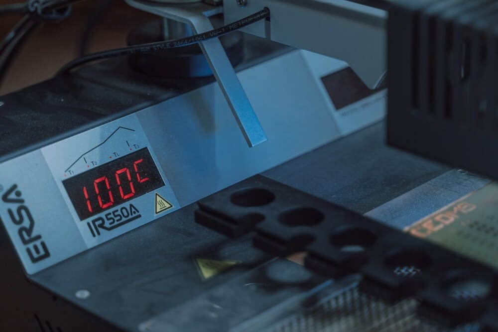 Appareil de laboratoire mesurant la température d’un matériau lors d’un essai thermique