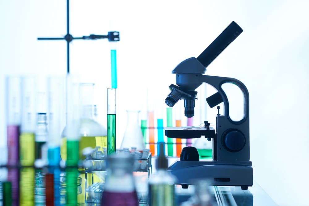 Microscope et verrerie de laboratoire utilisés pour des essais scientifiques dans un projet R&D