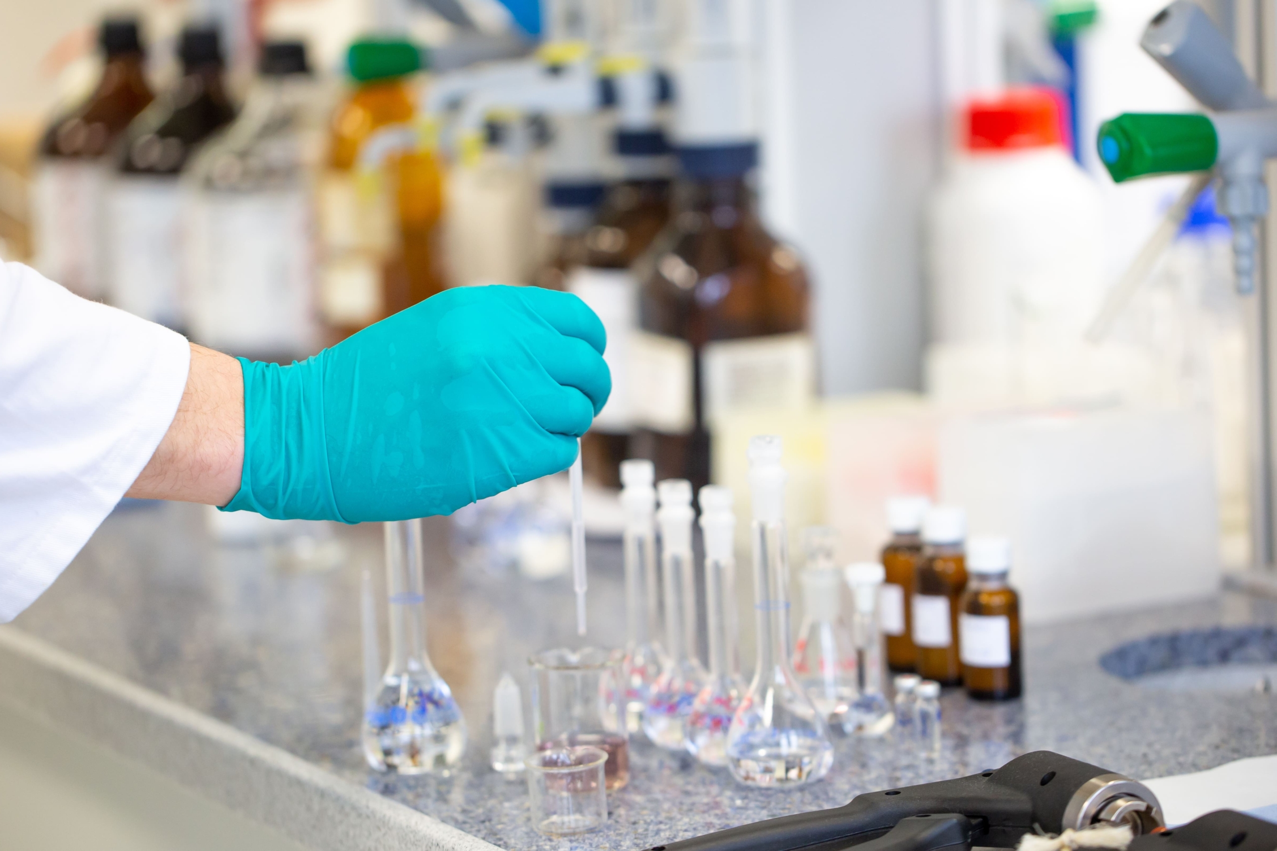 Méthodes de caractérisation des matériaux basées sur des essais en laboratoire