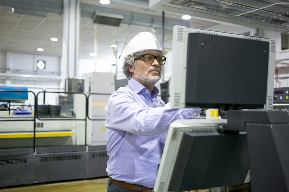 Technicien surveillant un équipement industriel lors d’un contrôle non destructif