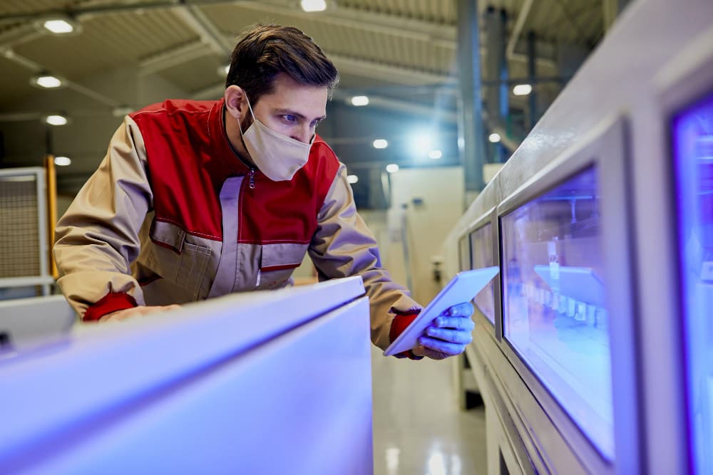 Analyse sur écran d’un composant pour détecter des défauts par computer vision industrielle