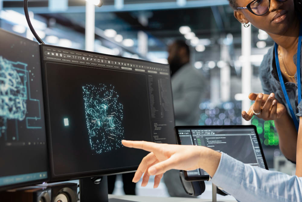Technicien contrôlant une ligne de production avec tablette dans le cadre d’un système de computer vision industrielle