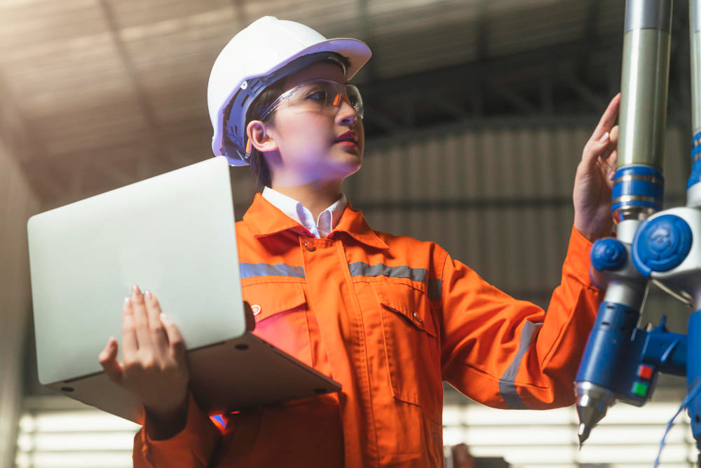 Ingénieure surveillant un équipement industriel dans le cadre d’une maintenance prédictive par IA