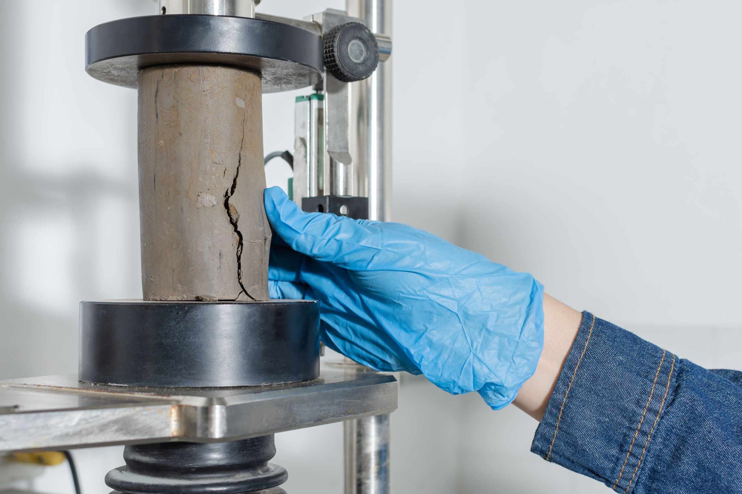 Essai de compression sur un matériau innovant avec granulats recyclés