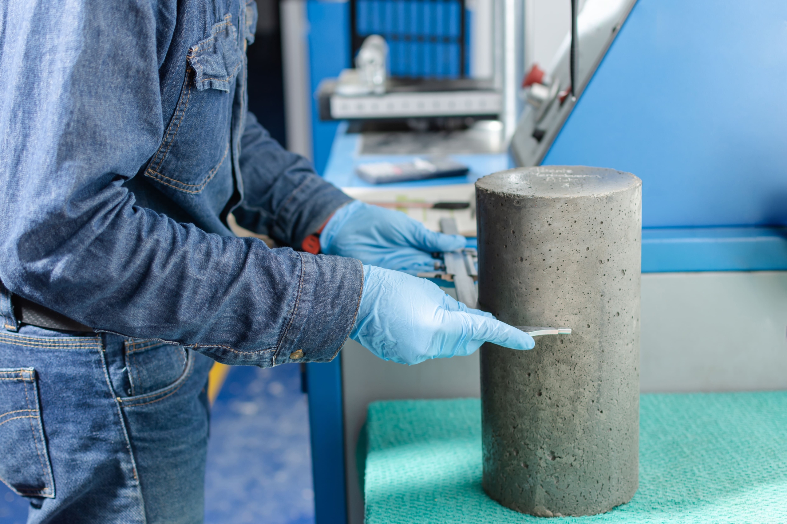 Un ingénieur mesure un échantillon de béton biosourcé lors de tests en laboratoire